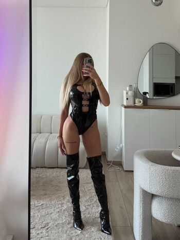 Loeni hadi  page leaked private photo uncensored HD quality
