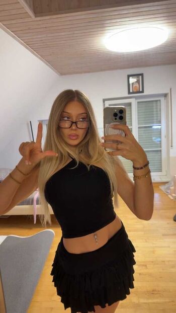 Loeni hadi  page leaked private photo uncensored HD quality