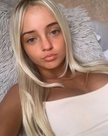 Petitesneakylink  page leaked private photo uncensored HD quality