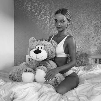 Petitesneakylink  page leaked private photo uncensored HD quality