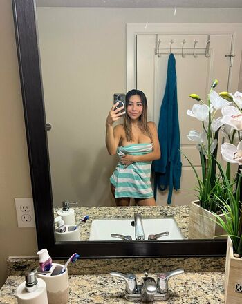 Roxannesimsxx leaked private photo uncensored HD quality