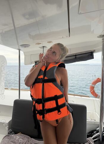 Zoe kaeppele  page leaked private photo uncensored HD quality