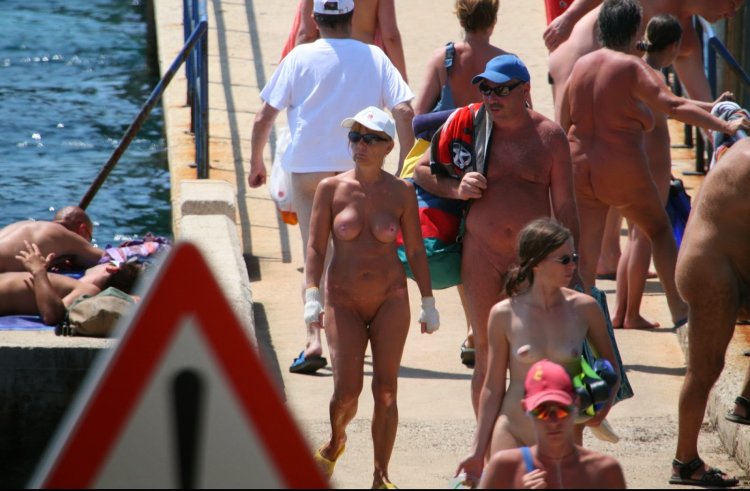 Exhibitionists-BB FKK Family Son Naked