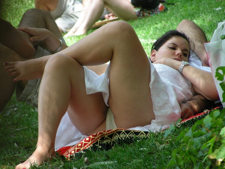 Milf in a mini skirt bent down