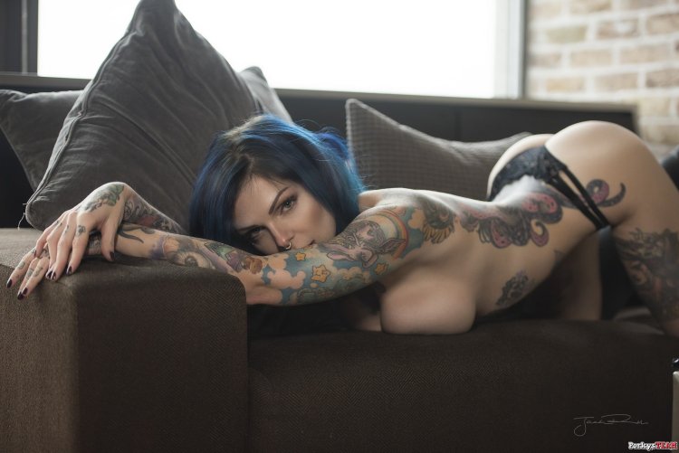 Riae Suicide masturbates