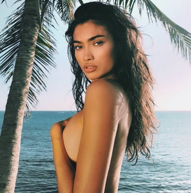 Kelly Gale Model in the bathroom naked fucks
