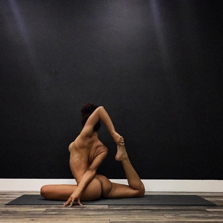 Flex Julia Yoga Naked