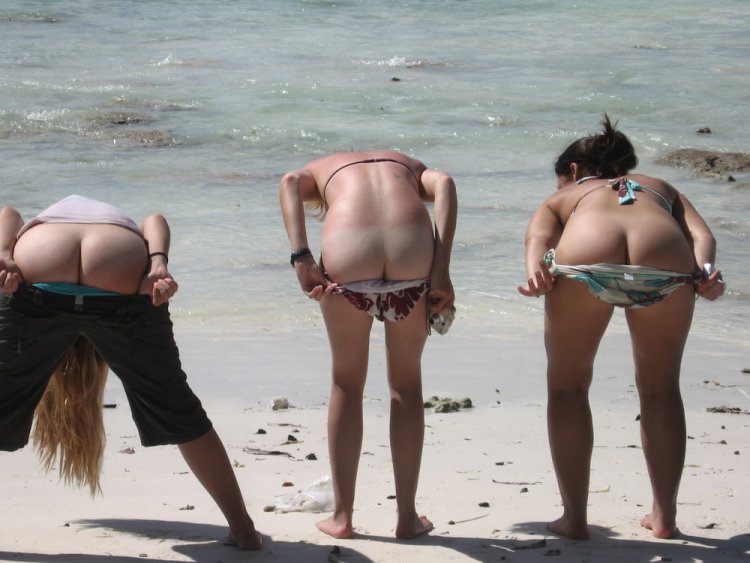 High School Girls Mooning, Home Erotica