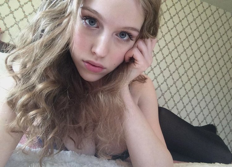 Nikola Peltz in underwear