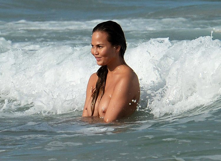 Chrissy Teigen Nude Naked