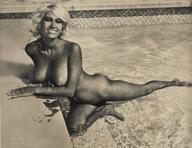 Aqualangists retro are naked