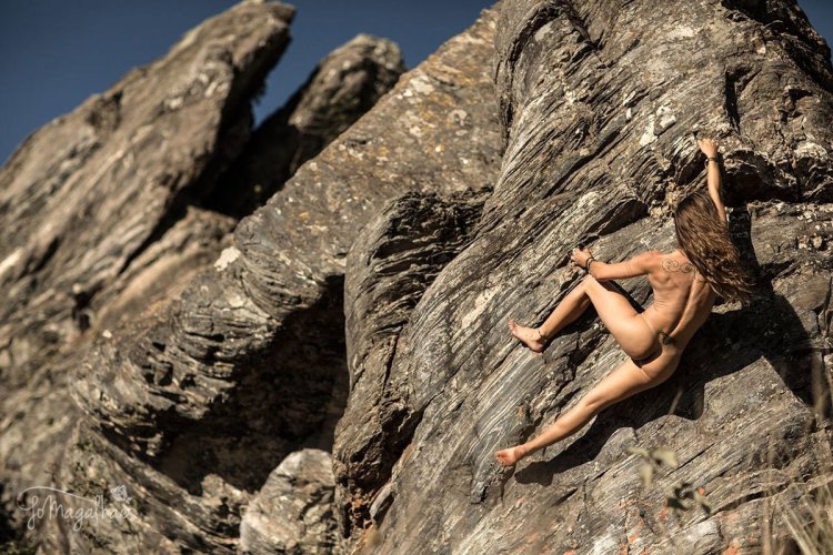 Photo shoot nude in the rocks