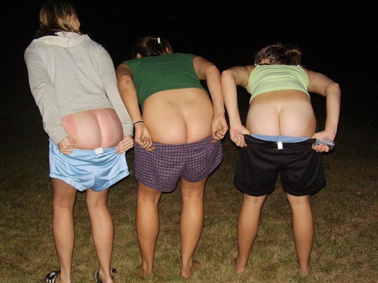 Demonstration of naked buttocks or Amtrak Mooning