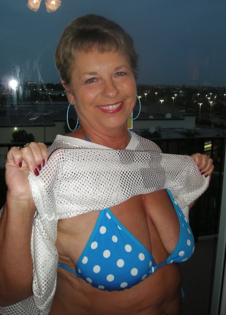 Mature hairy Michellesnylons