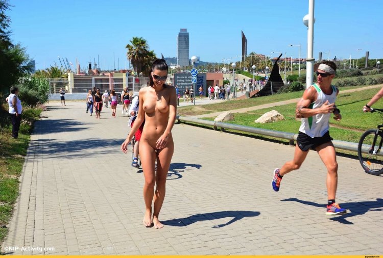 Jogging a woman without panties