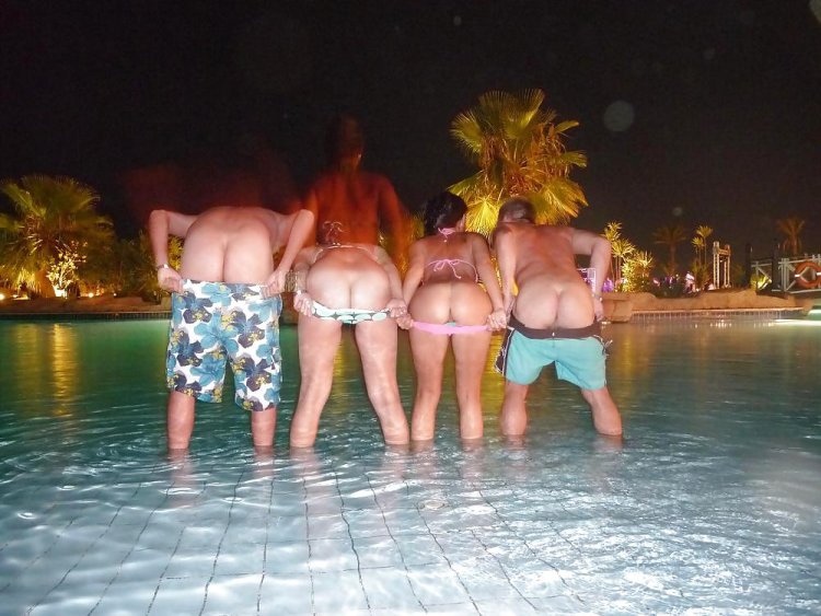 High School Girls Mooning, Erotica UnsusPecting Male