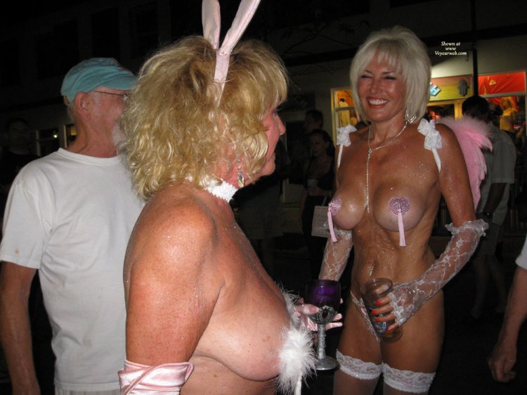 Naked women on the streets of Ki Vesta