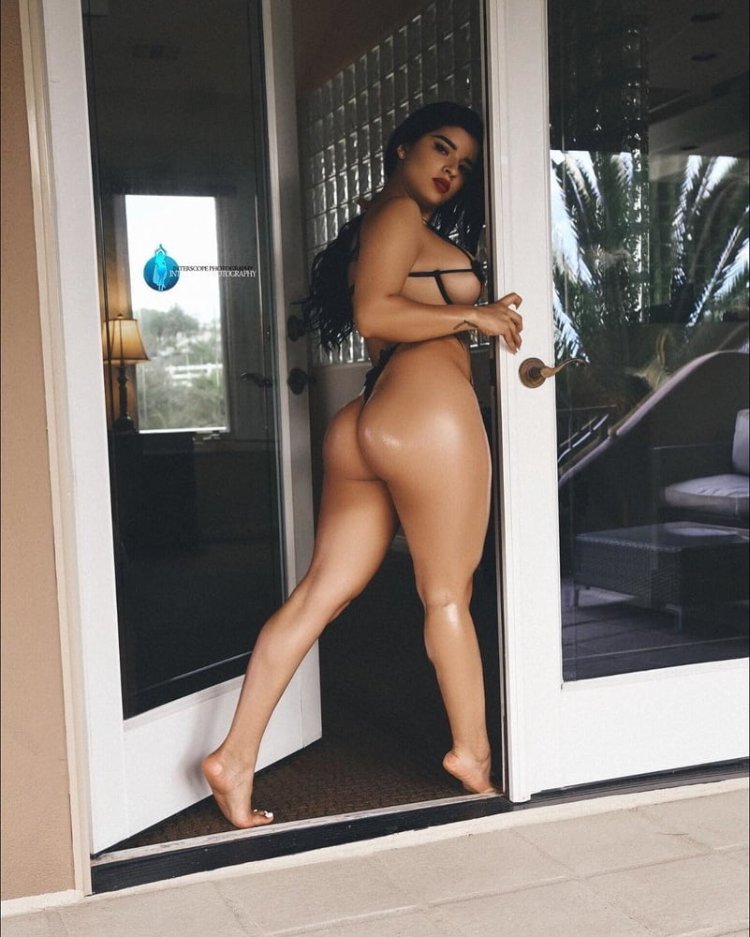 Naked Stella on a serpentine