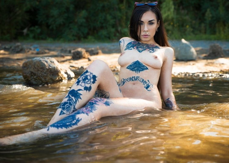 Sara Calixto (Coralinne Suicide) Lesbian