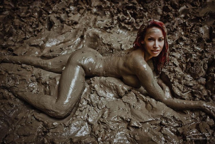 Pornstars fuck in mud