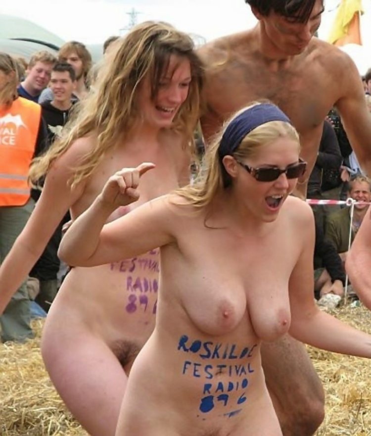 Mass race of naked women