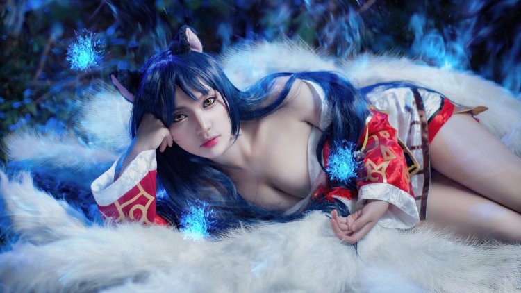 Naked cosplay league legend