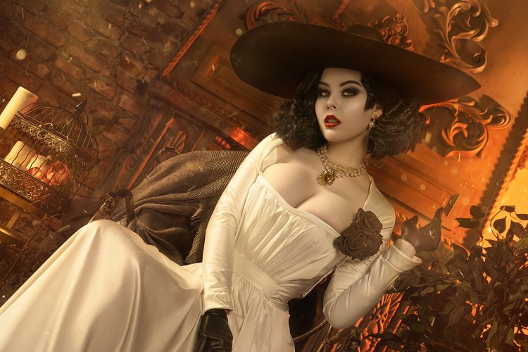 Helly Valentine Lady Dimitrescu