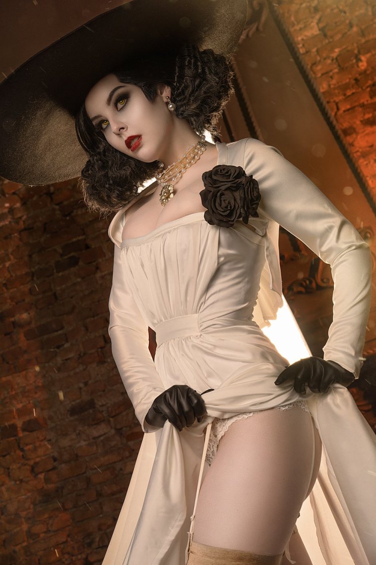 Helly Valentine Lady Dimitrescu