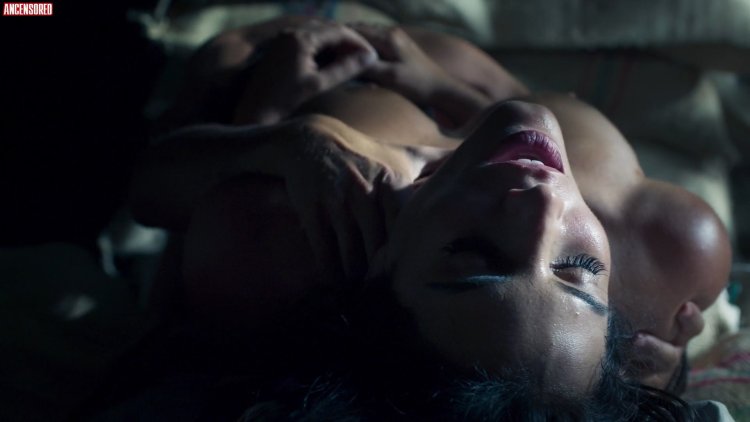 Gaby Espino playing naked