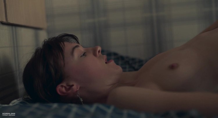 Daisy Edgar-Jones Naked breasts