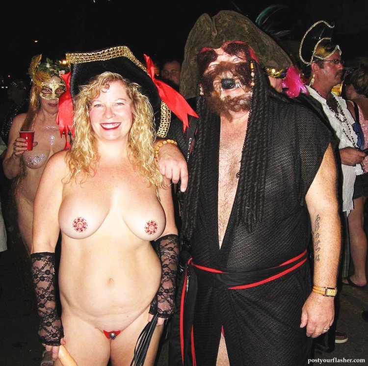 Naked women on the streets of Ki Vesta