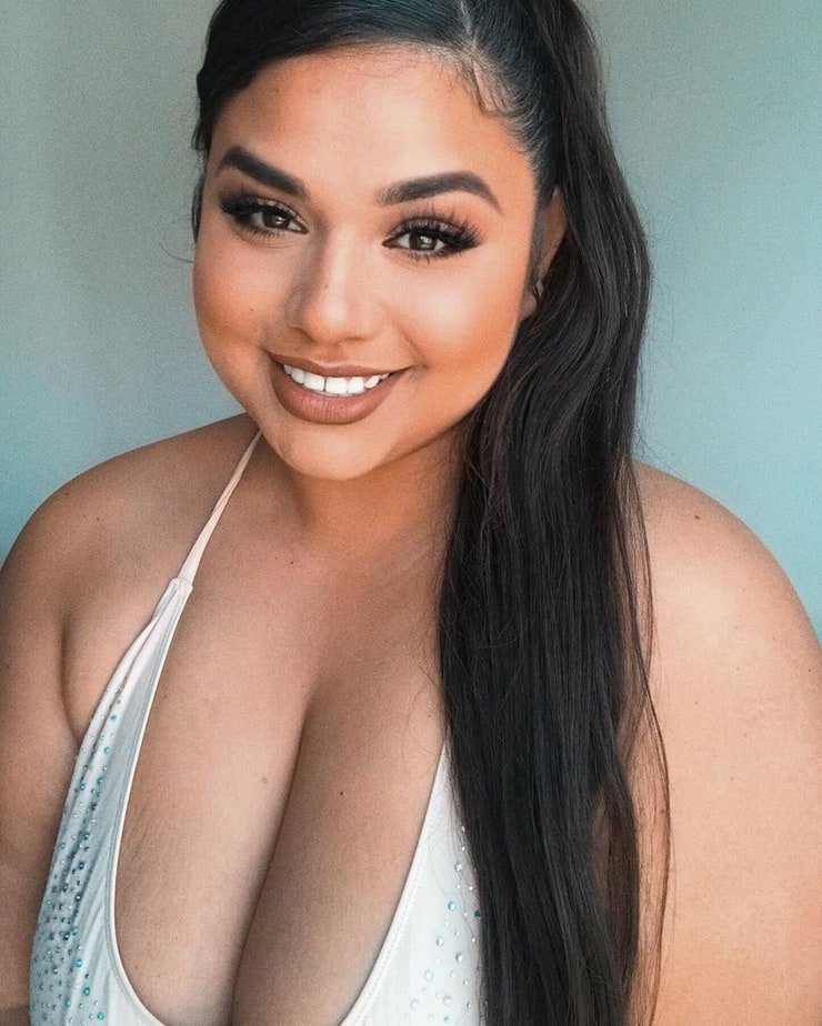 Plus-Size Diana Sirokai