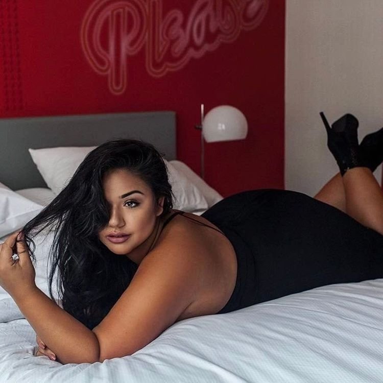 Model plus saz Diana Sirokai