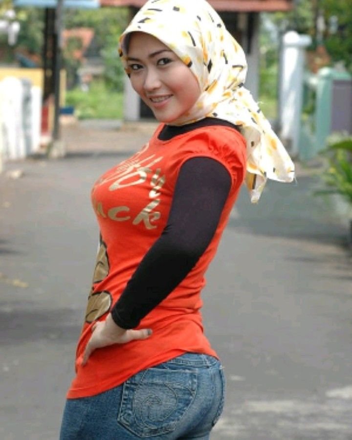 The Indonesian in the scarf showed the chest