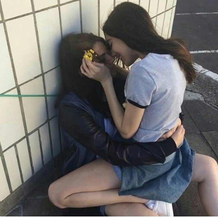 Kiss girls aesthetics