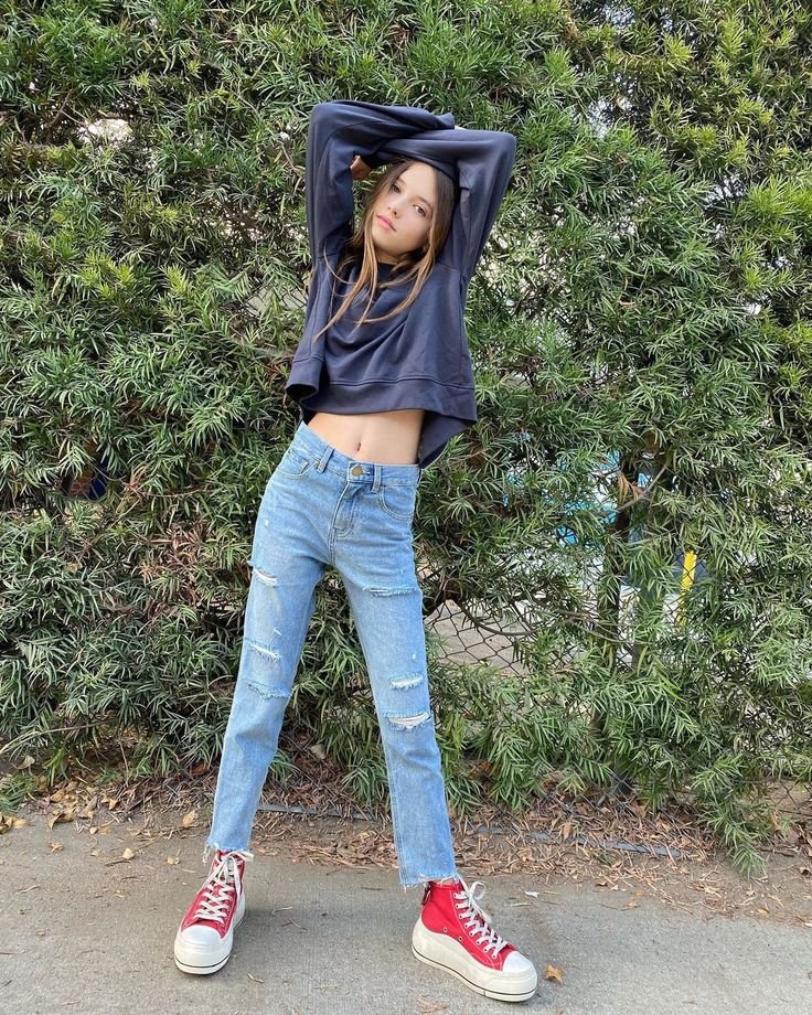 Maisie Krassel barefoot