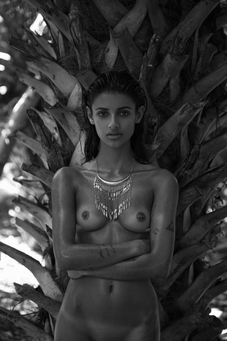 Zoe Isabella Kravitz naked