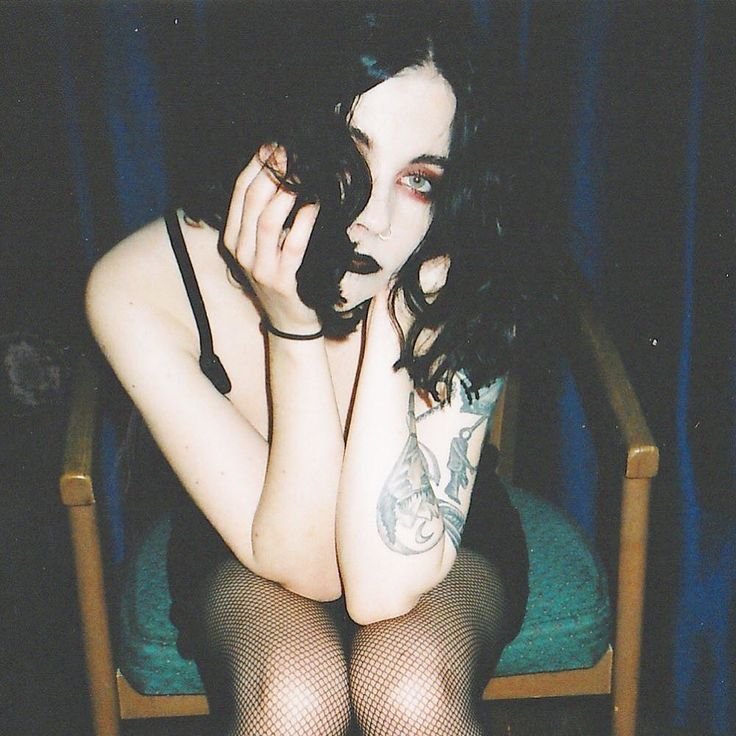 Pale Waves Hizer without Face