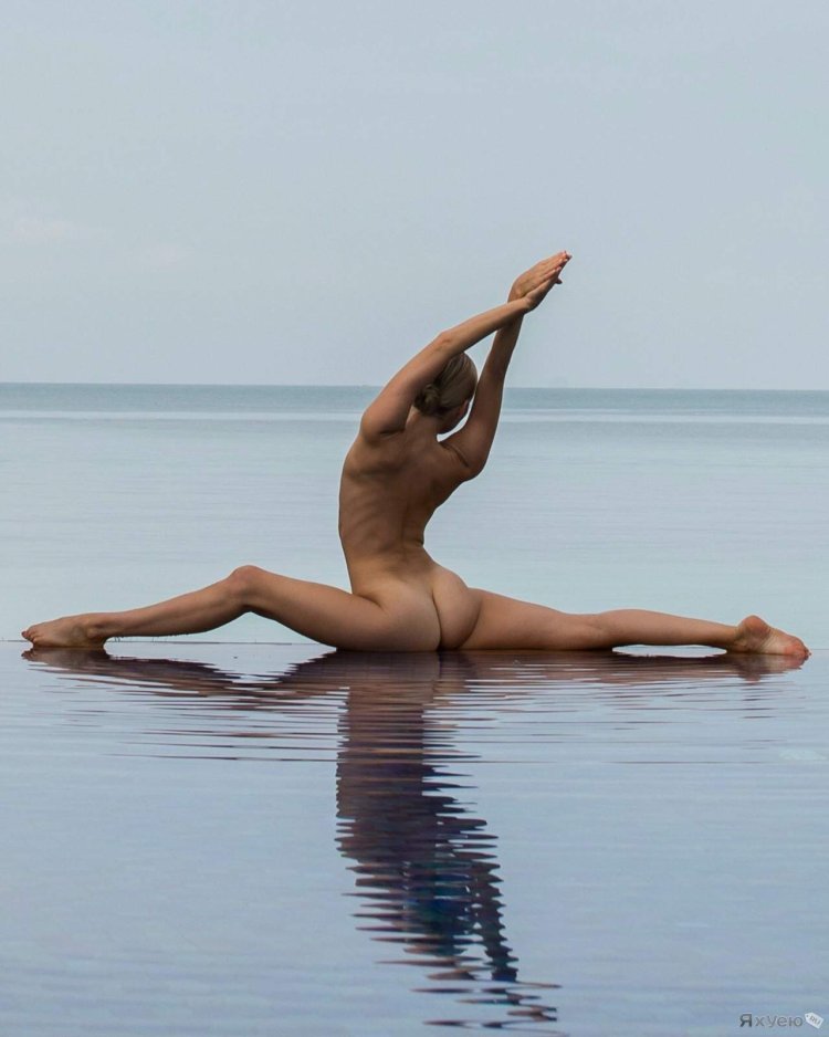 Yoga naked Melisa Mendini