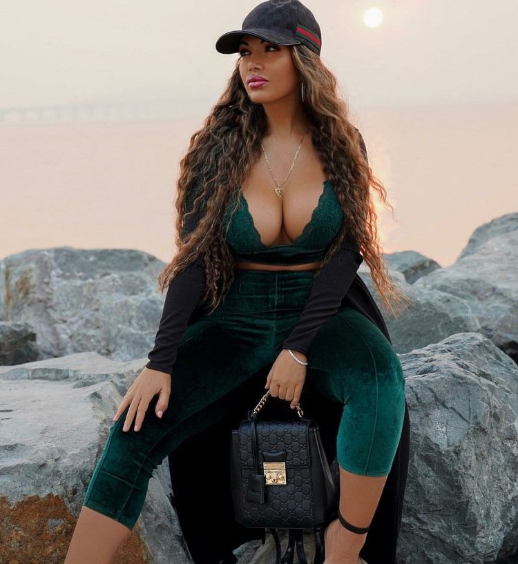 Chikinkyra Delgado in leggings