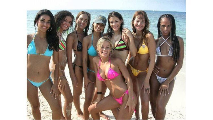 Beautiful Brazilian teenagers at sea