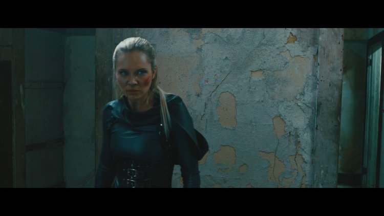 A woman has a spear on her hair and she fights a film