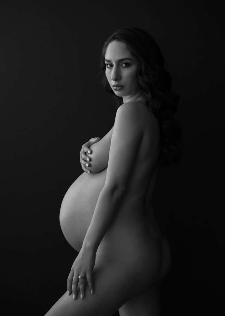 Naked pregnant model