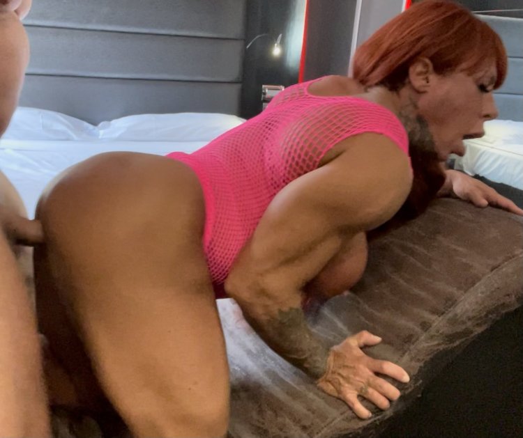 BodyBuilder Barbara Carita Having Webcam Sex