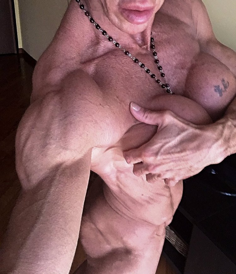 BodyBuilder Barbara Carita Having Webcam Sex