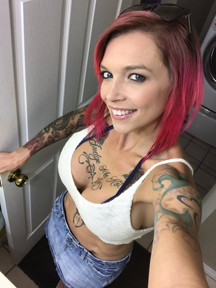 Anna Bell Peaks Selfie