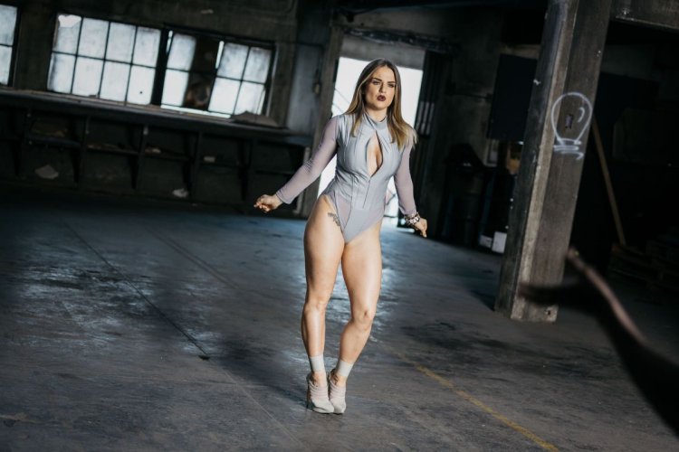 Joanna Leezka in lingerie