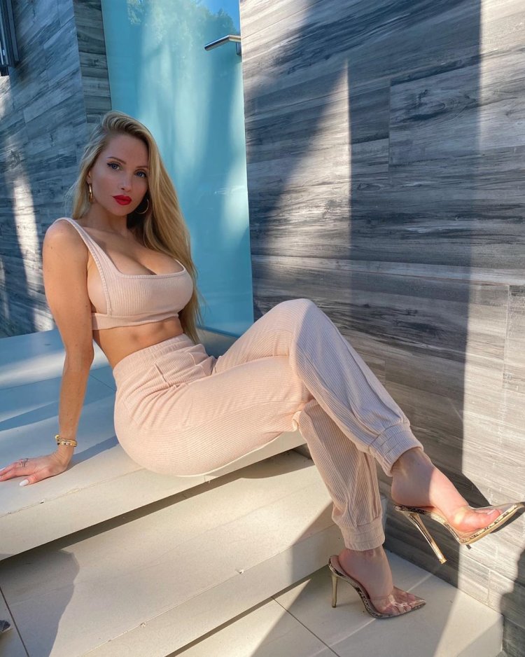 Amanda elise lee in a dress