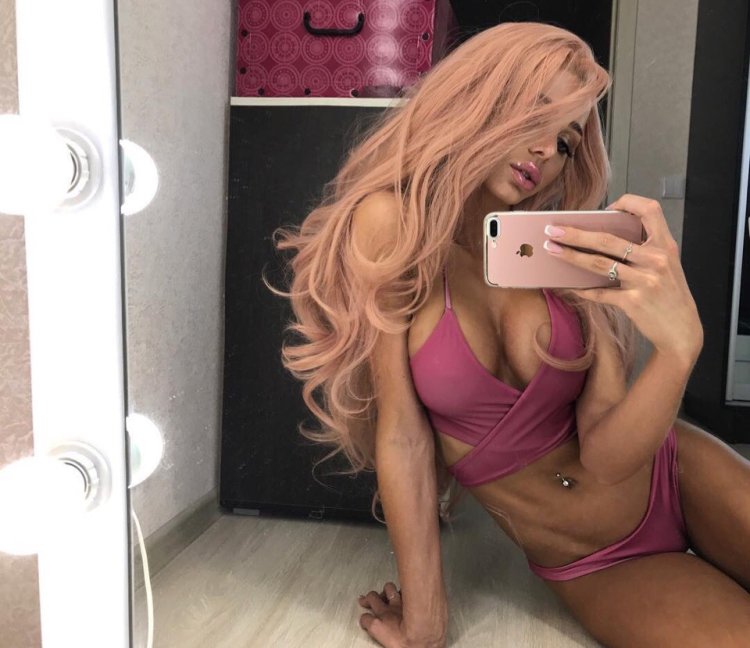 The figure of the girl is dynamic