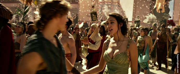 Actress Courtney Iton